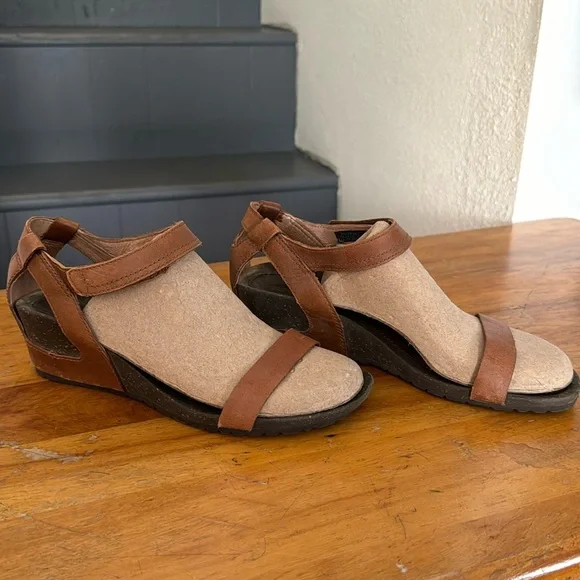 Teva Brown Leather Wedge Sandals W7.5 - Picture 1 of 7